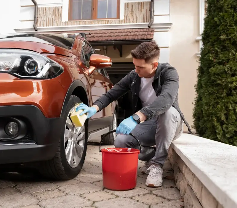 Lavage auto à domicile Poggio-d'Oletta : professionnel intervenant sur un véhicule